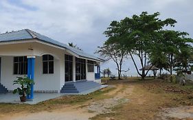 Ala Beach Lodge - Ketapang Homestay